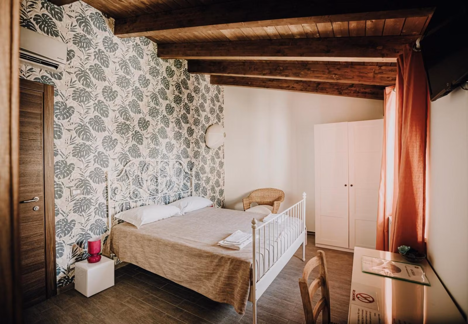 Camera con letto matrimoniale e arredi in legno