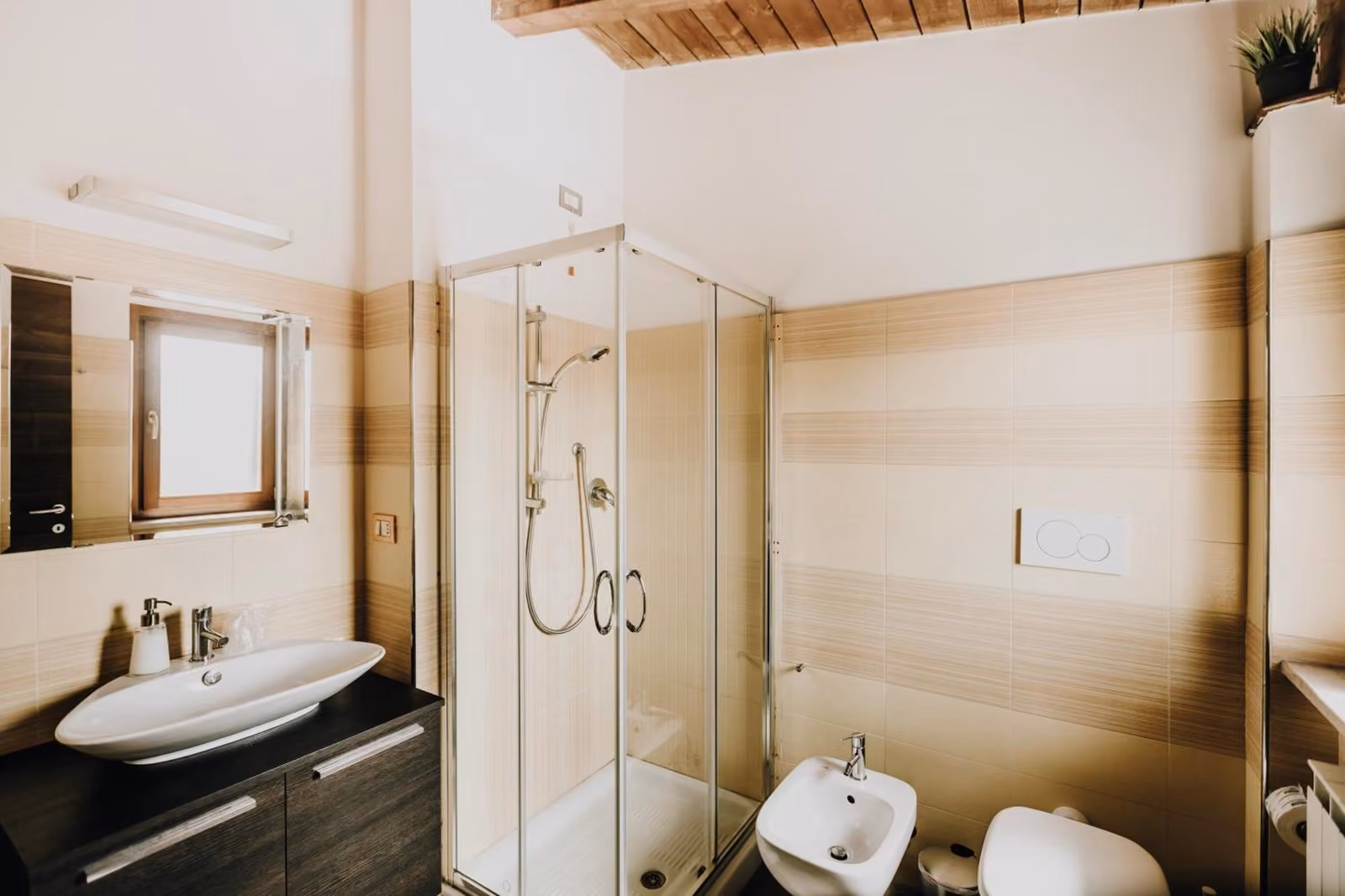 Bagno privato con doccia in vetro di una camera del B&B