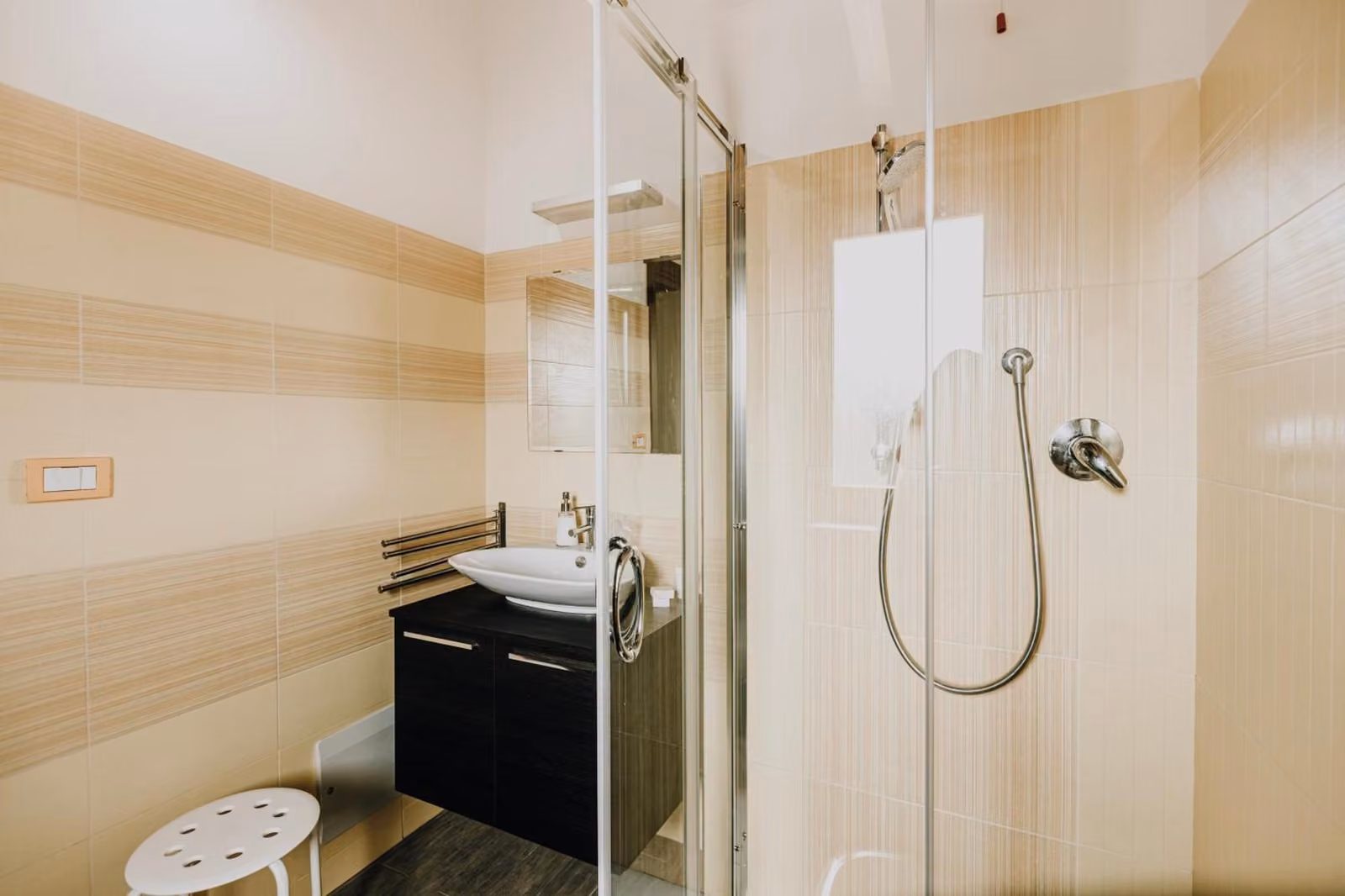 Bagno con lavandino e doccia
