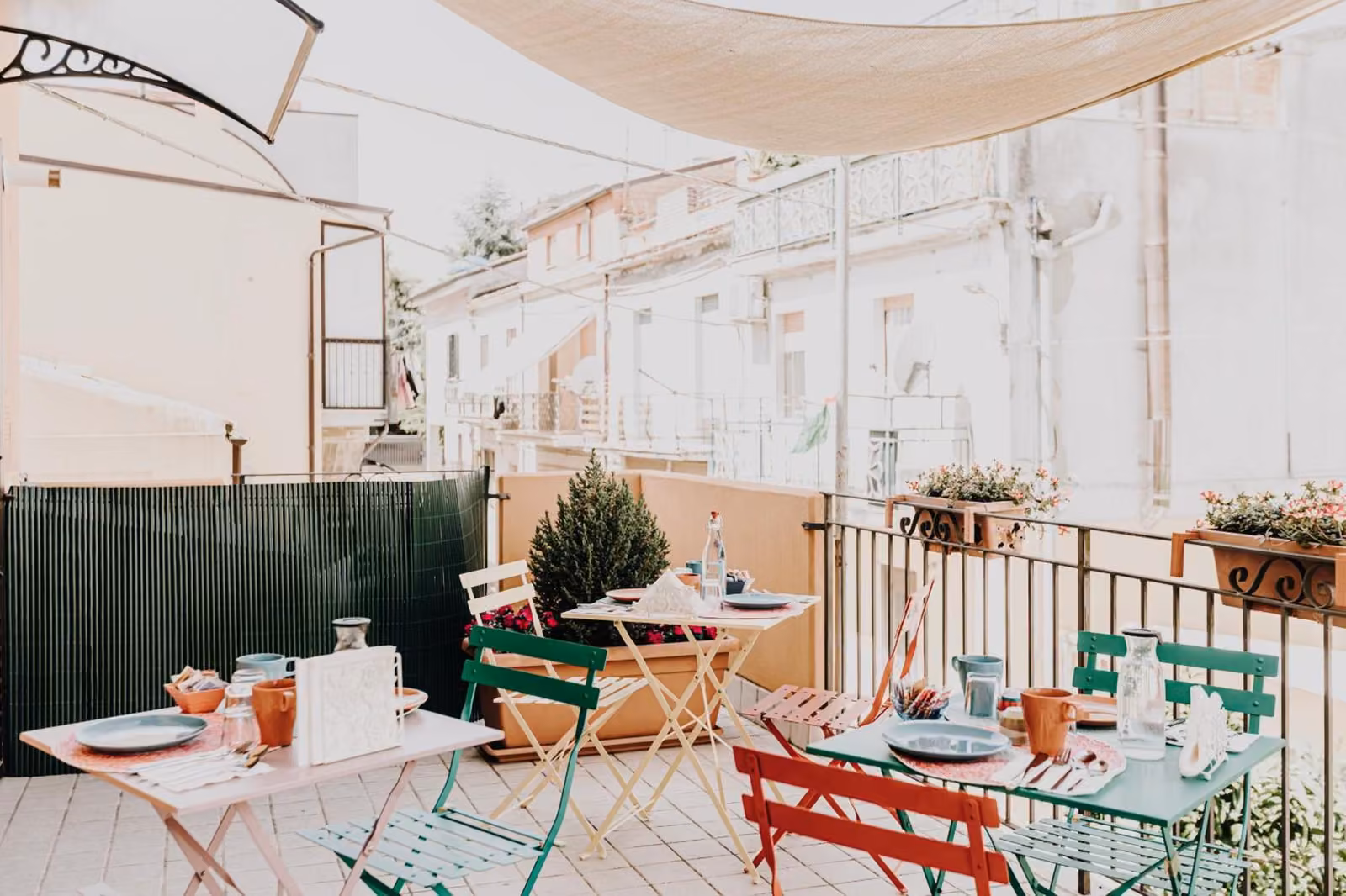 Il patio con tavoli e sedie su un balcone