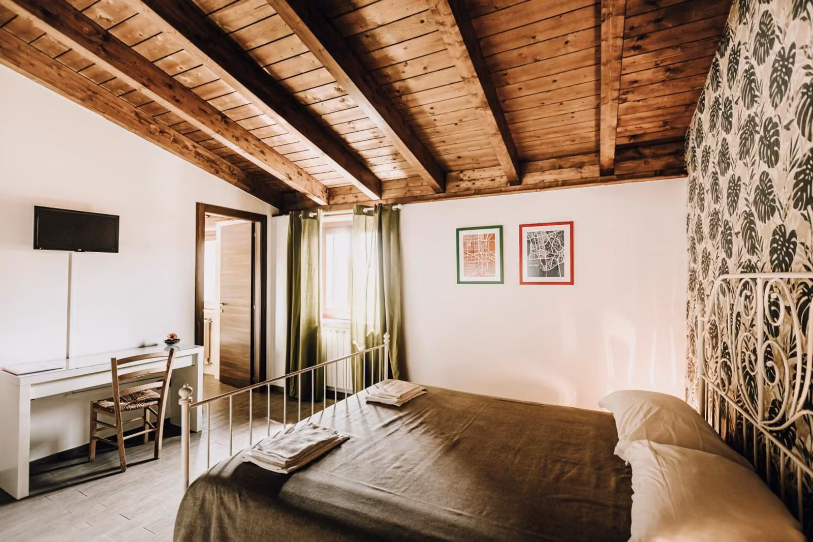 Camera Vongola del B&B La Cicala a Vasto: letto matrimoniale e scrivania