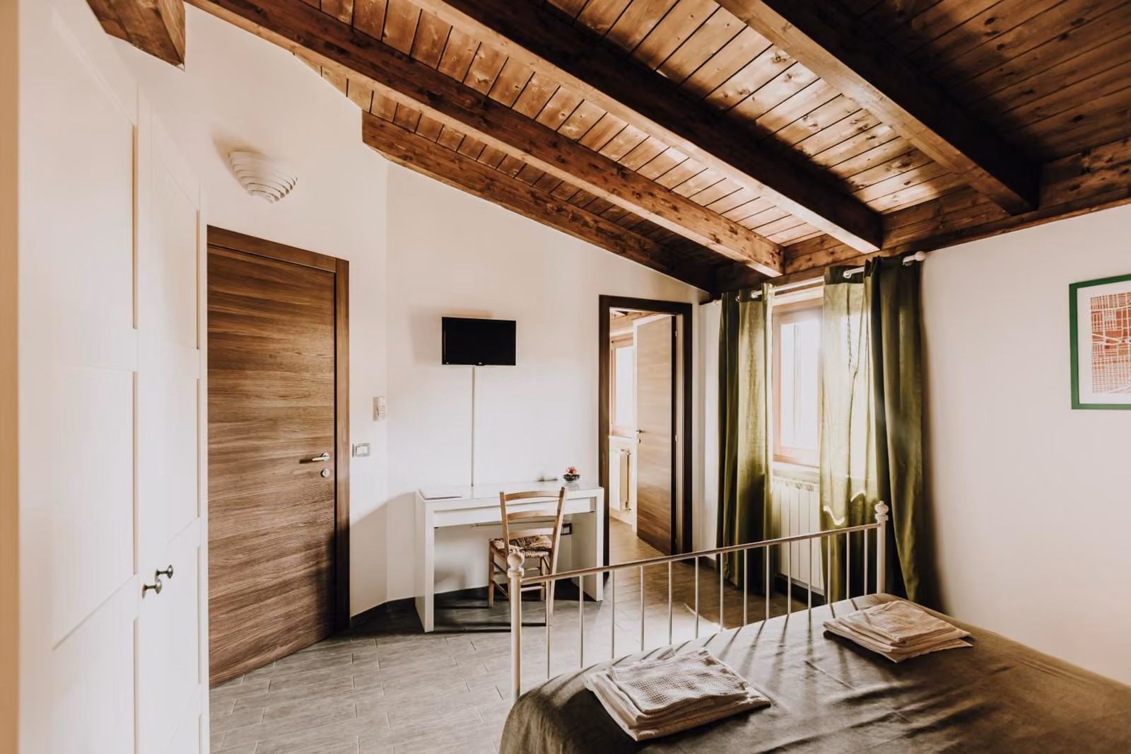 Camera Seppia del B&B La Cicala a Vasto: letto matrimoniale e scrivania